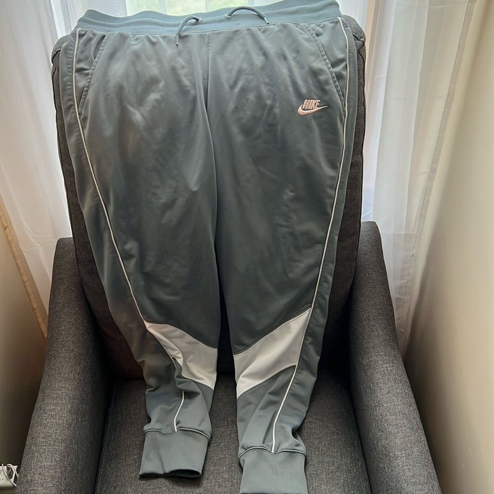 Large Nike women’s jogger sweatpants light gray